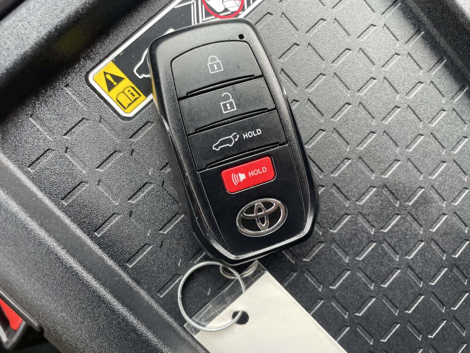 Used 2026 Wind Chill Pearl Toyota XLE Premium image 4