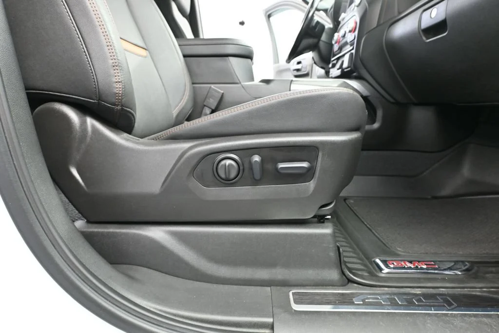 Used 2022 White GMC AT4 image 38