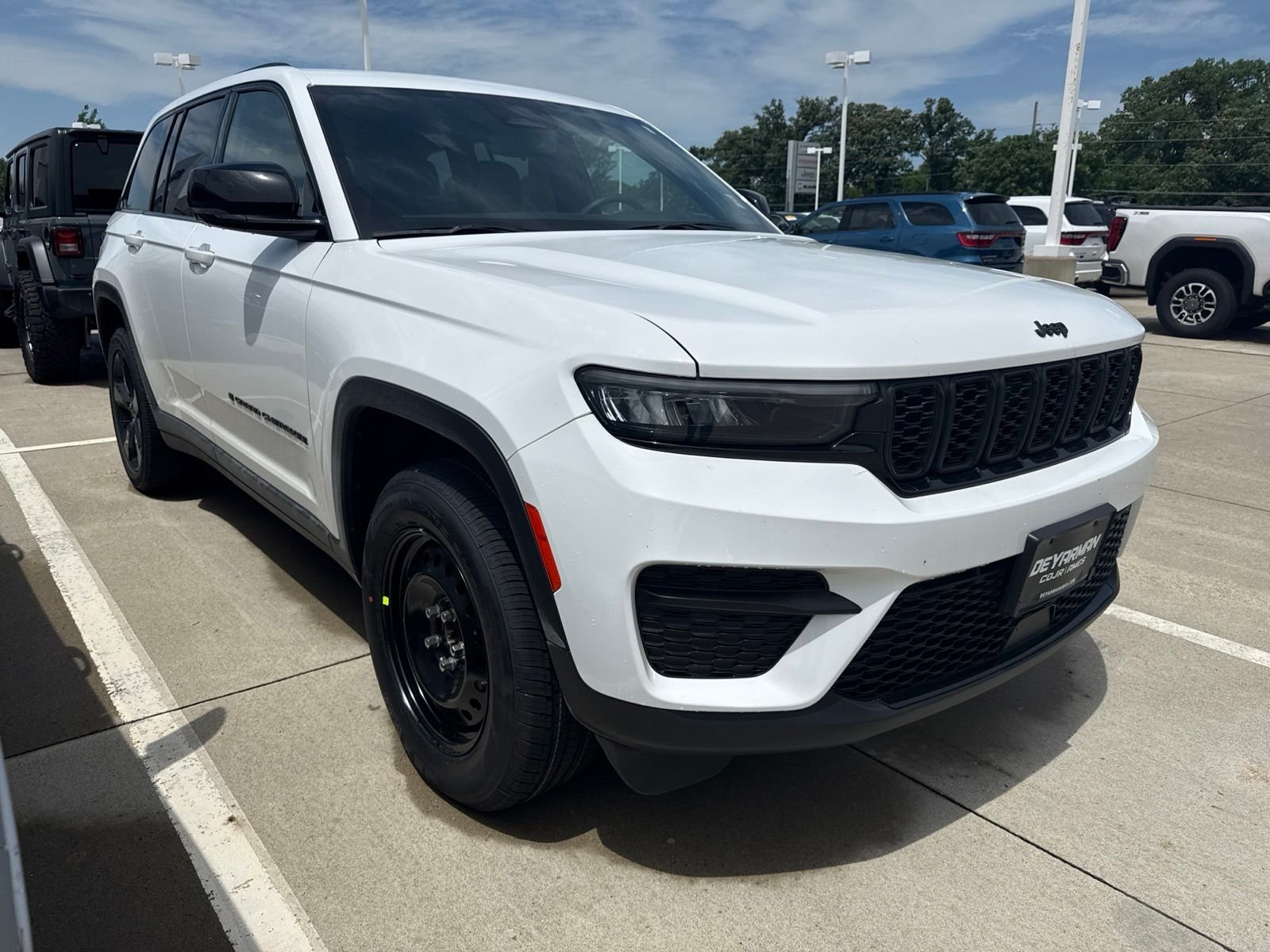 Certified Used 2023 White/off-white Jeep Altitude X image 1