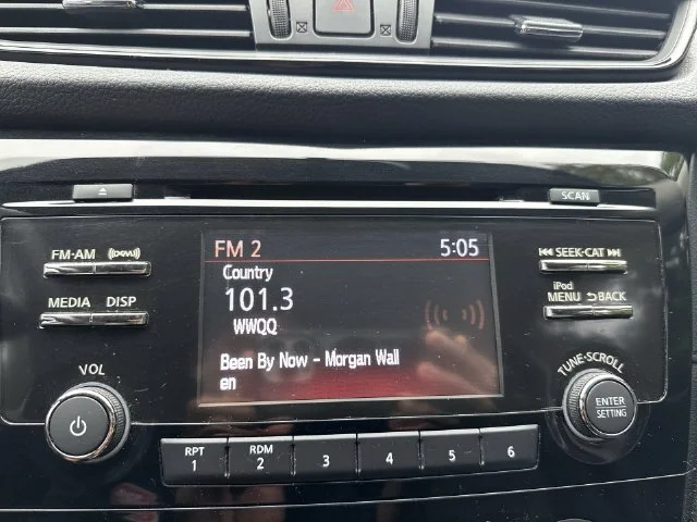 Used 2017 Red Nissan S image 19