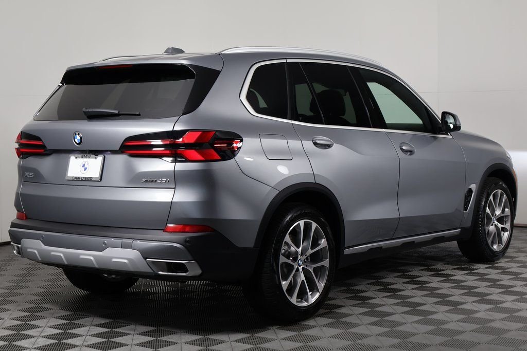 New 2026 Skyscraper Grey Metallic BMW xDrive40i image 2