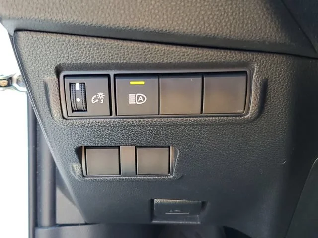 Used 2022 Wind Chill Pearl Toyota LE image 21