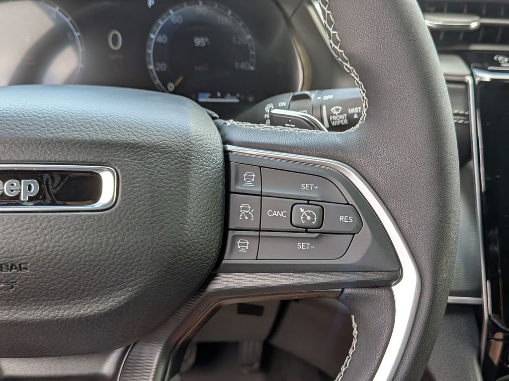 New 2026 Bright White Clear-Coat Exterior Paint Jeep Laredo image 21