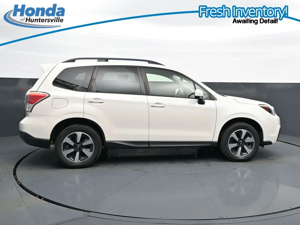 Used 2018 Crystal White Pearl Subaru 2.5i Premium image 11