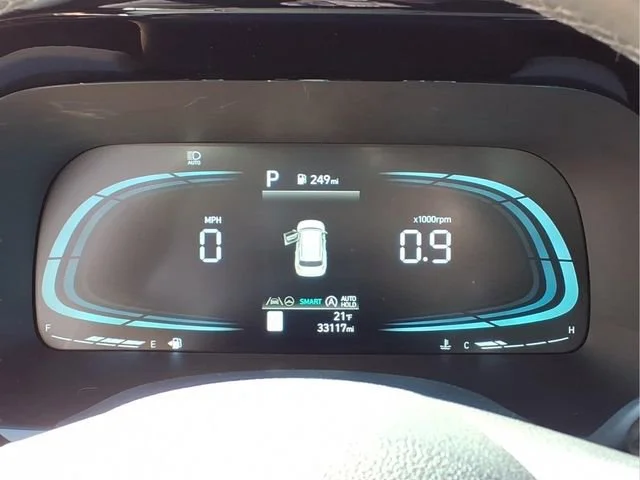 Used 2025  Hyundai SEL image 9