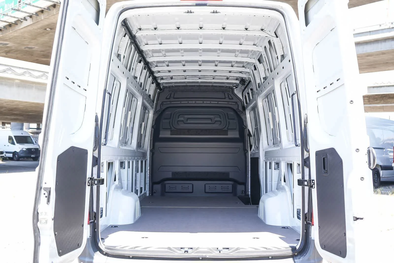 New 2025 Arctic+White Mercedes-Benz Cargo 170WB High Roof 113kw Battery RWD SO Motor image 31