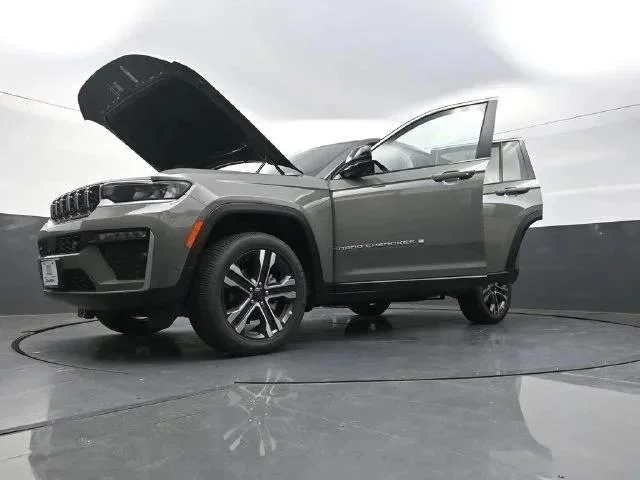 New 2027 Sting-Gray Clear-Coat Paint Jeep Limited image 30