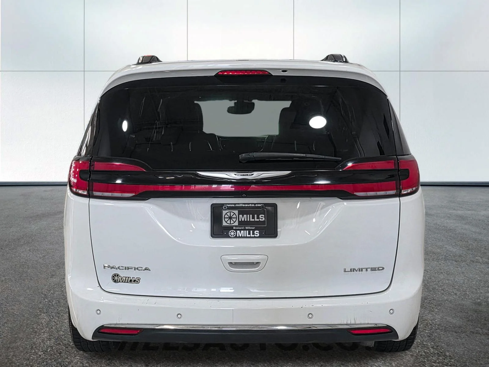 Used 2023 White Chrysler Limited image 6