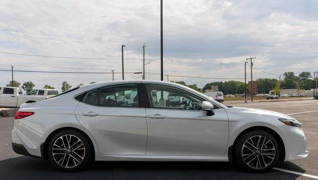 Used 2025 Pearl Toyota XLE image 5