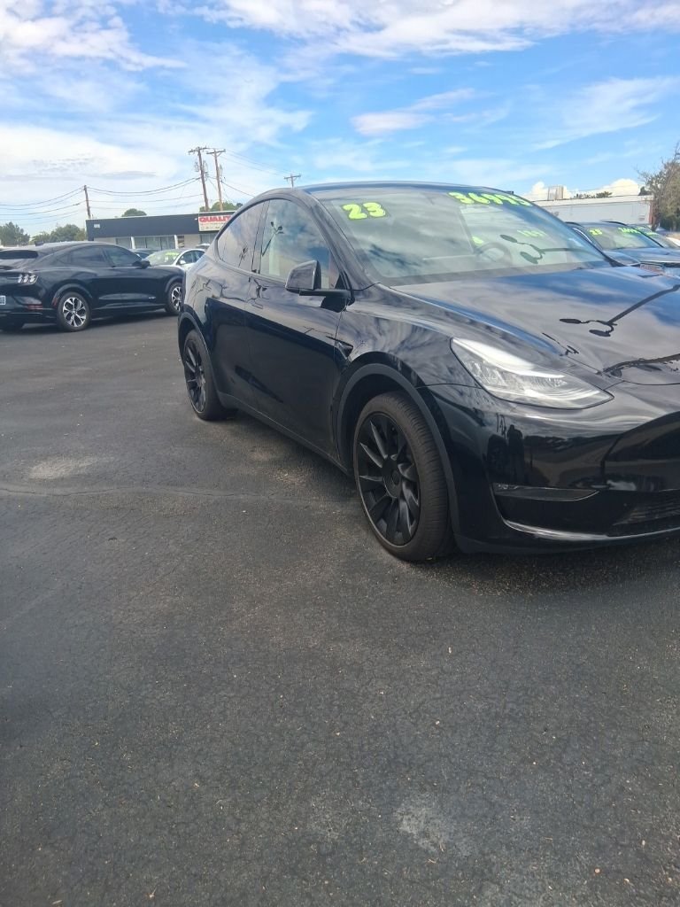 Used 2023  Tesla Long Range image 2