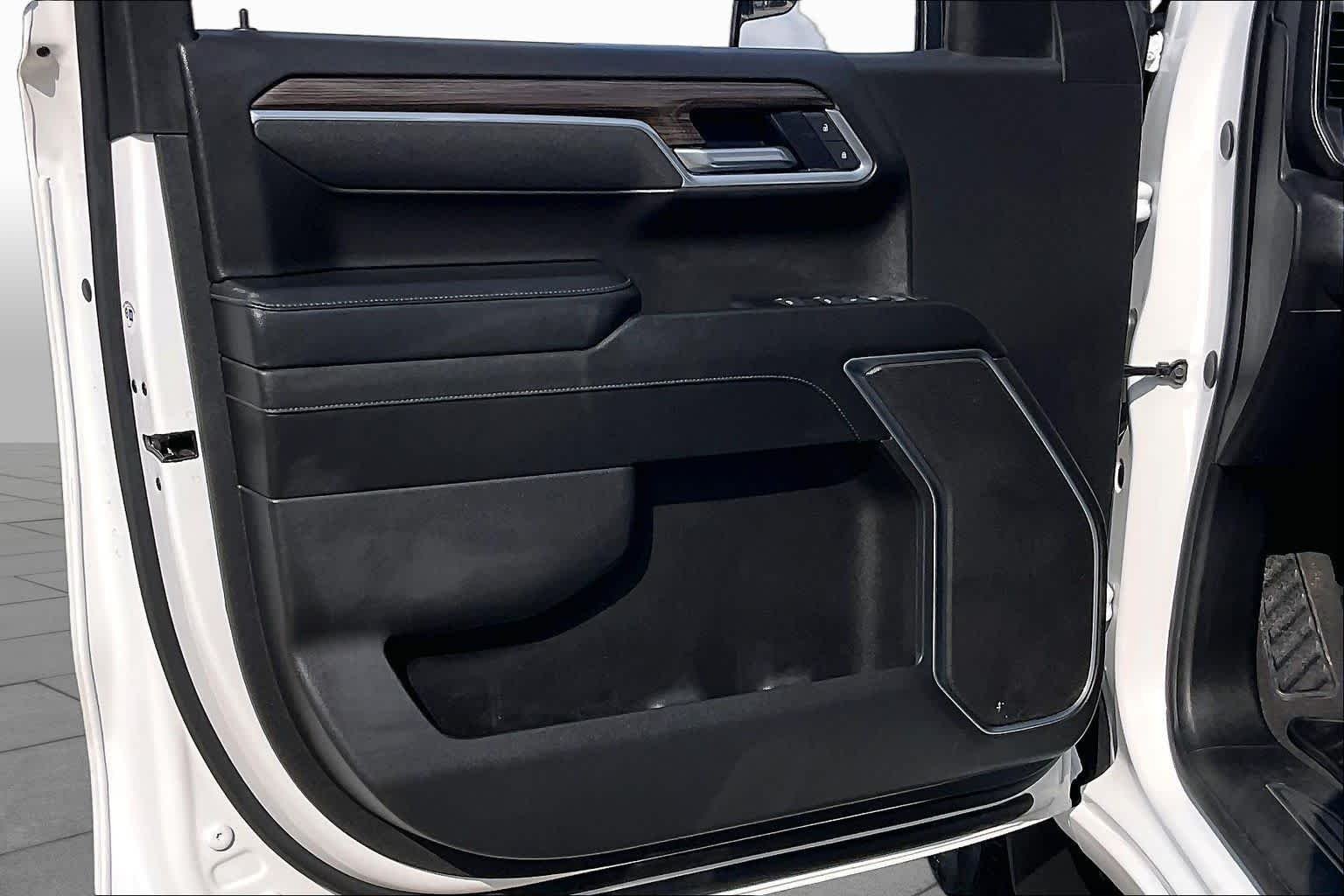 Used 2025 Summit White Chevrolet LT image 20
