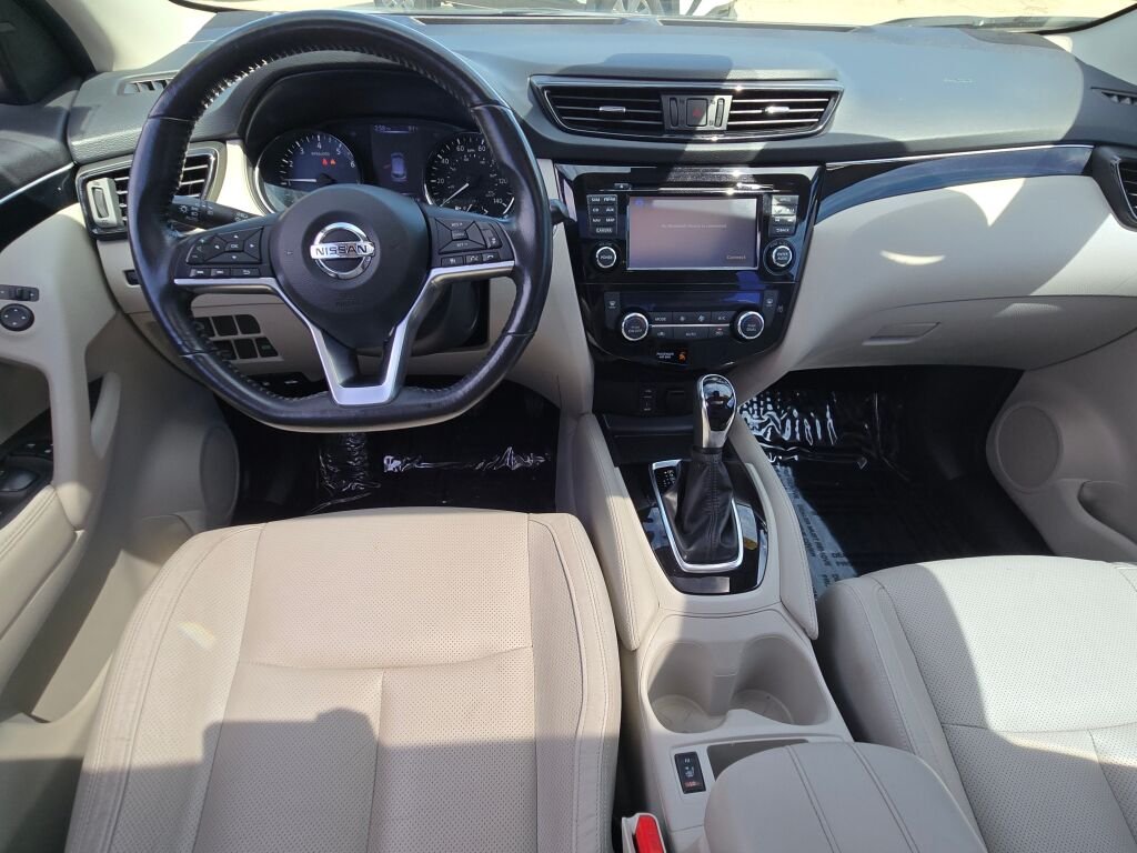 Used 2018 Silver Nissan SL image 15