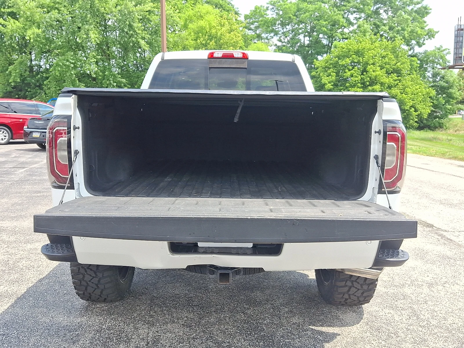 Used 2017 White GMC Denali image 31