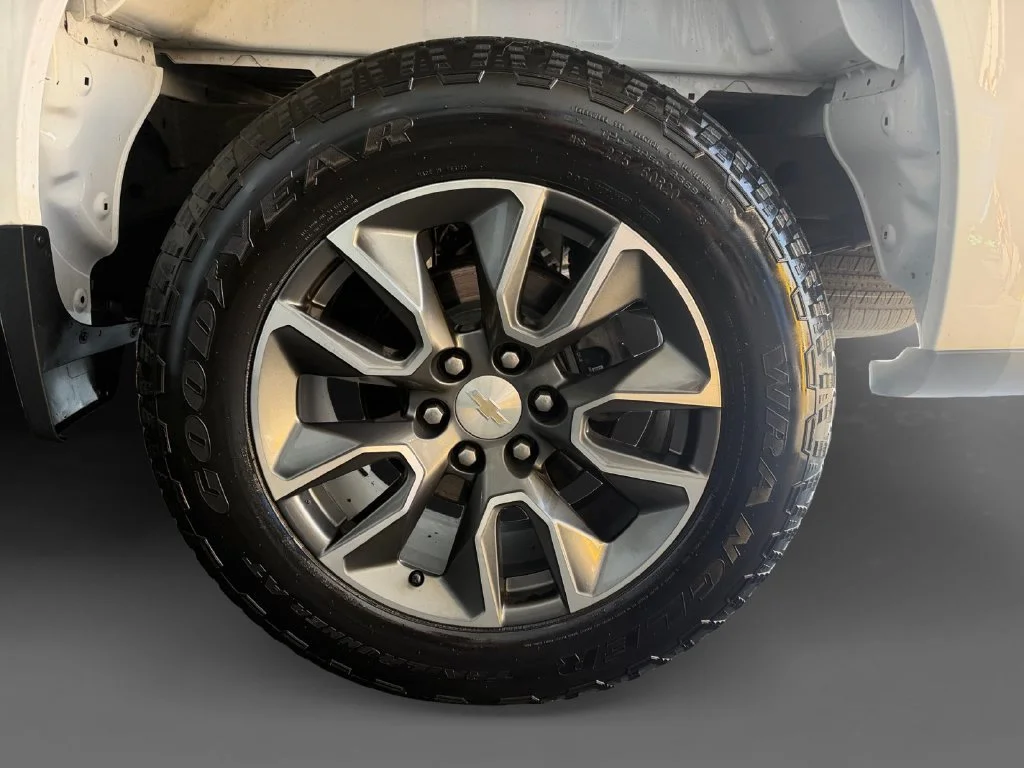 Used 2024 Summit White Chevrolet LT (2FL) image 15