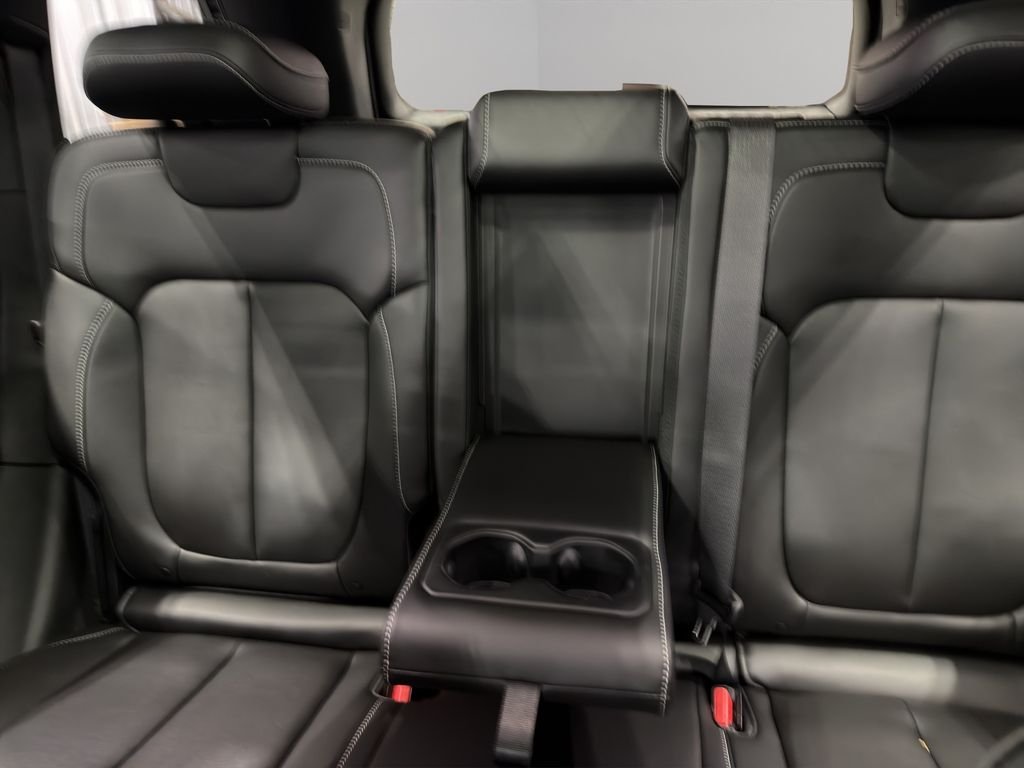 New 2026 Bright White Clear-Coat Exterior Paint Jeep Limited image 38