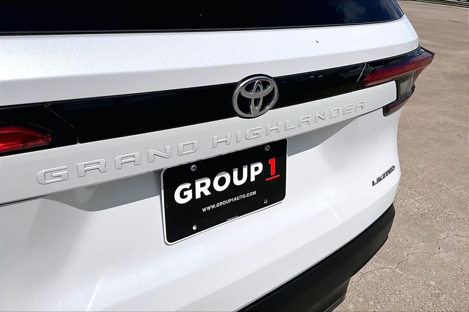 Used 2024 Wind Chill Pearl Toyota Limited image 31