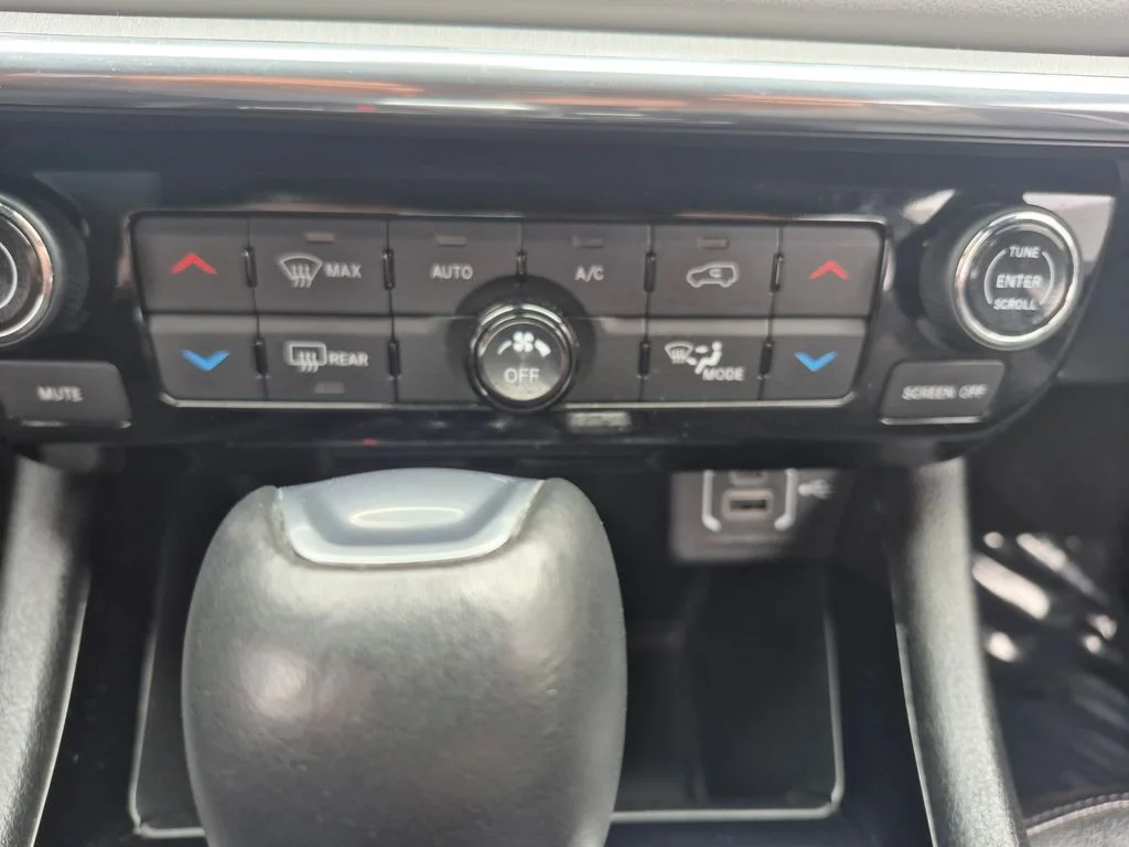 Used 2023 White Jeep Limited image 19