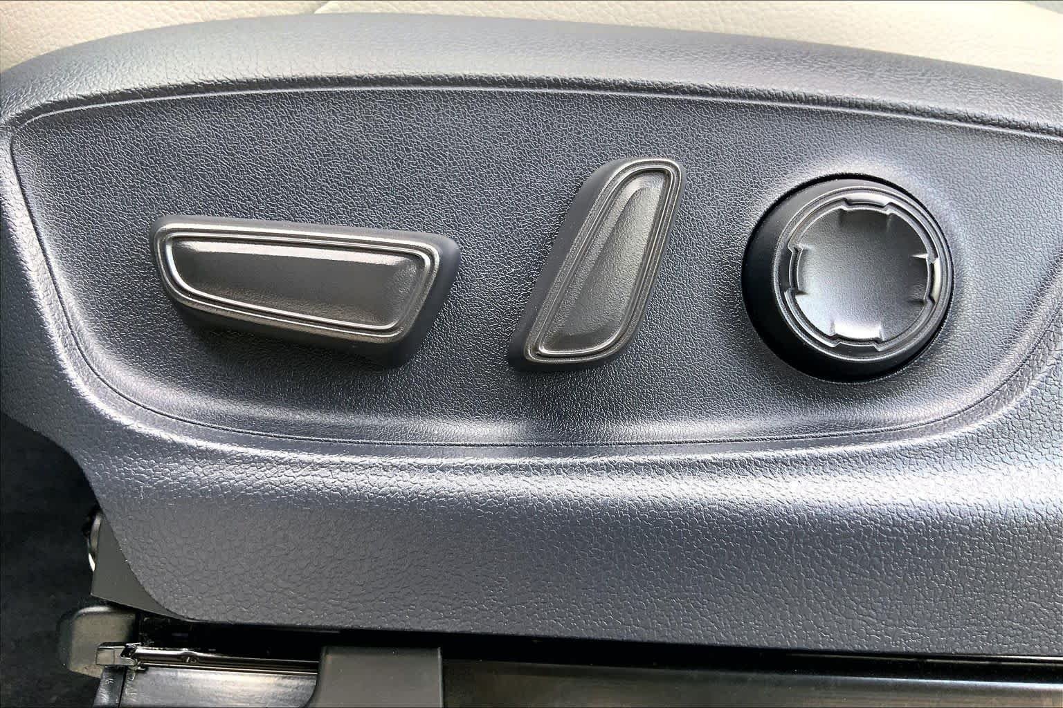 Used 2025 Wind Chill Pearl Toyota Limited Hybrid image 34