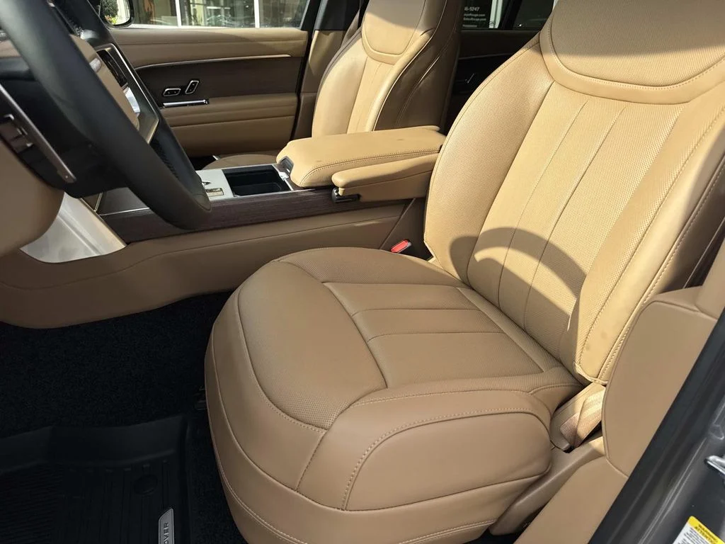 New 2026 Eiger Grey Land Rover SE image 10