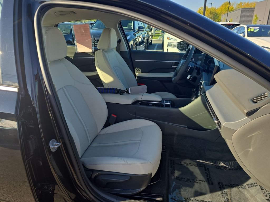 Used 2024 Black Hyundai SEL image 23