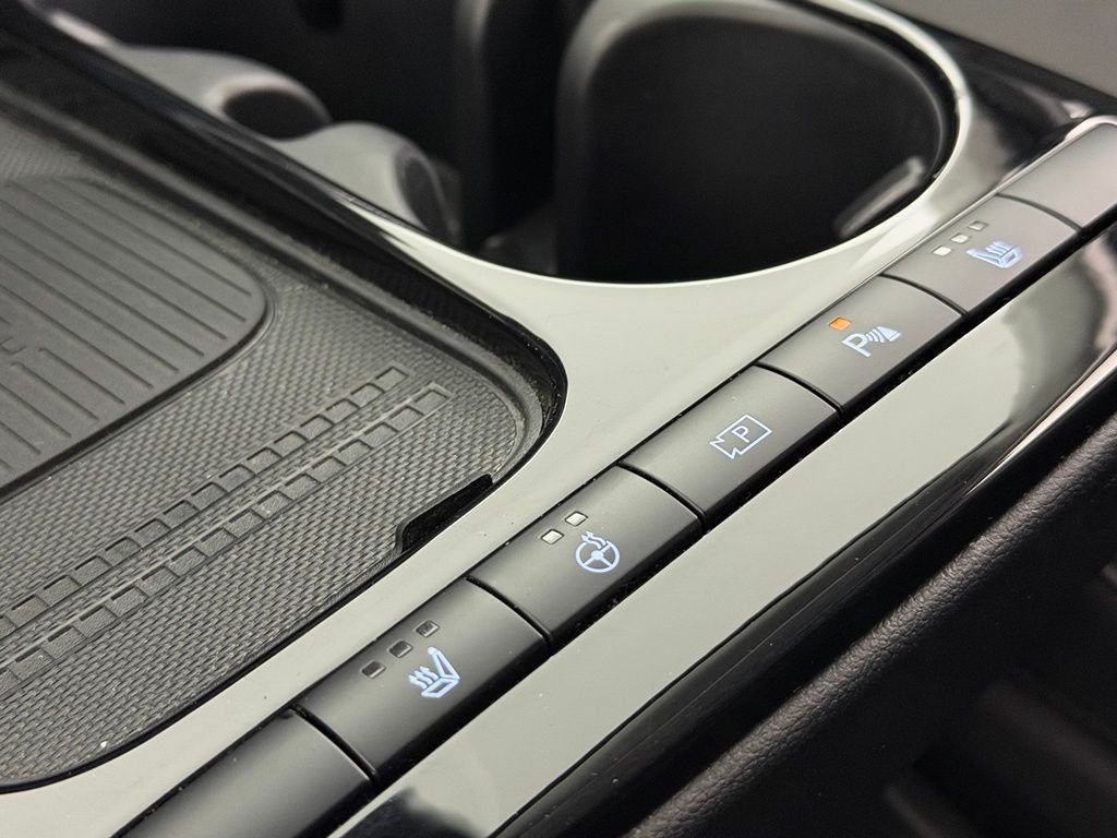 Used 2025 White Hyundai SEL image 19