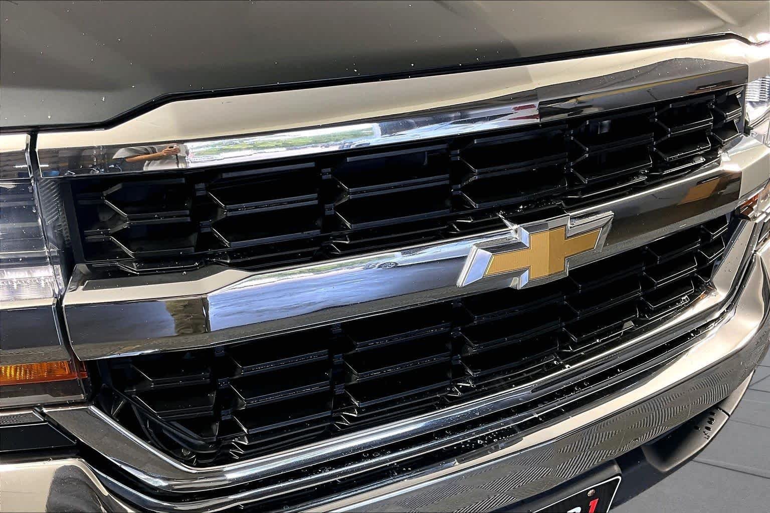 Used 2018 Graphite Metallic Chevrolet LT image 29