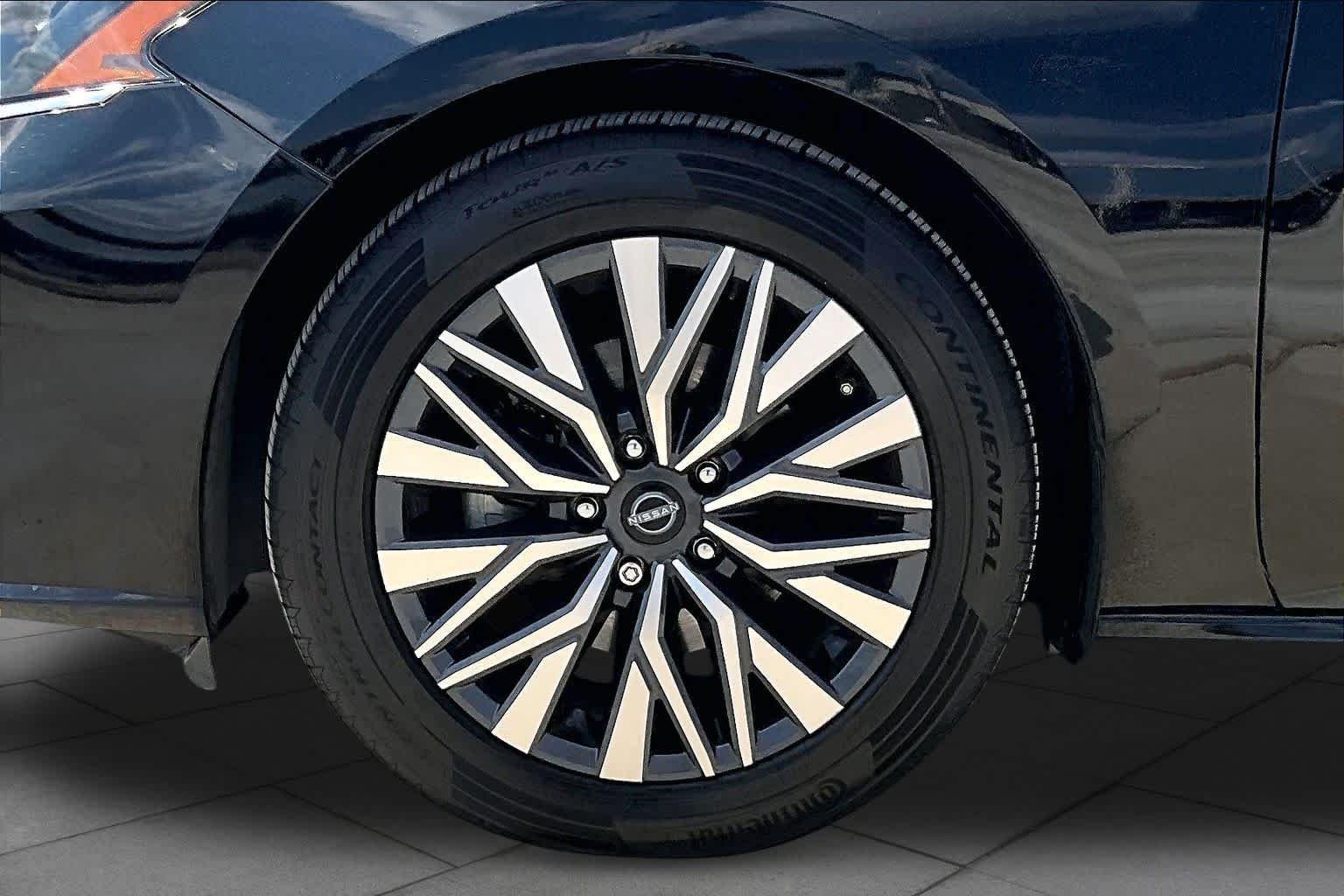 Used 2024 Super Black Nissan 2.5 SV image 10