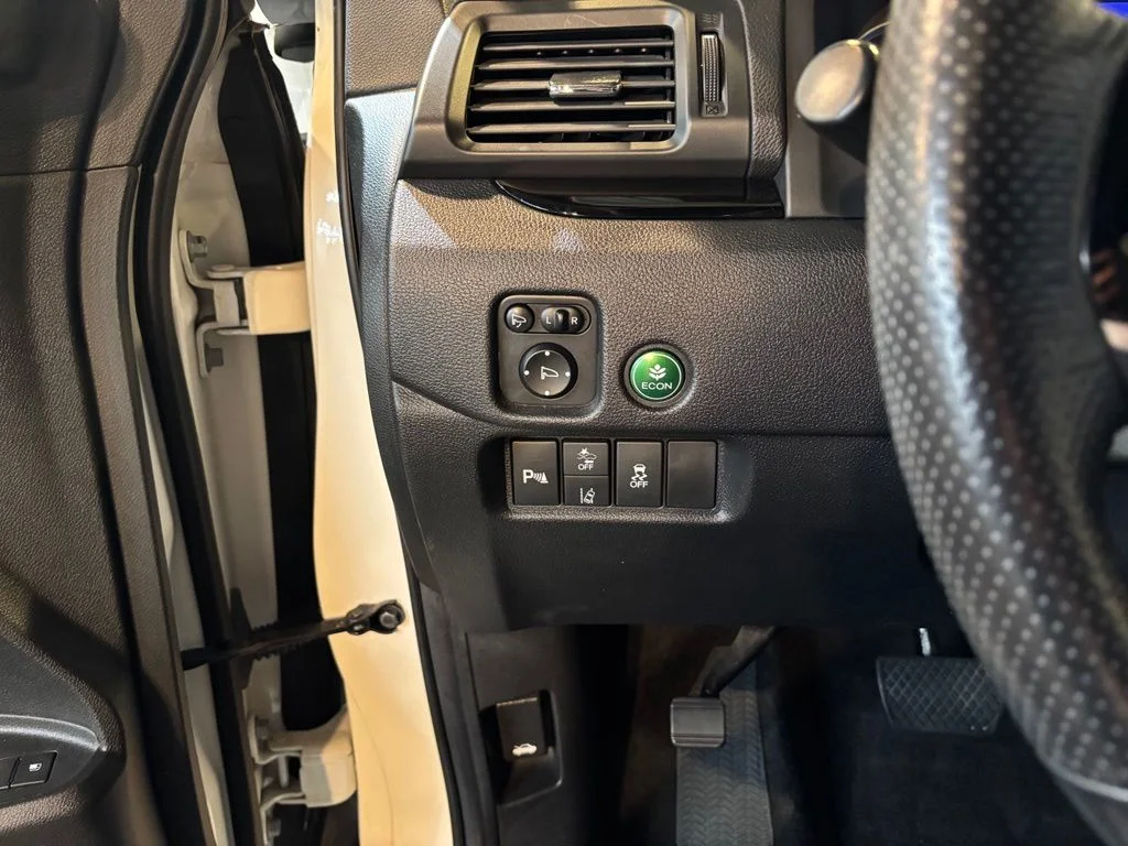 Used 2019 White Diamond Pearl Honda Touring image 15