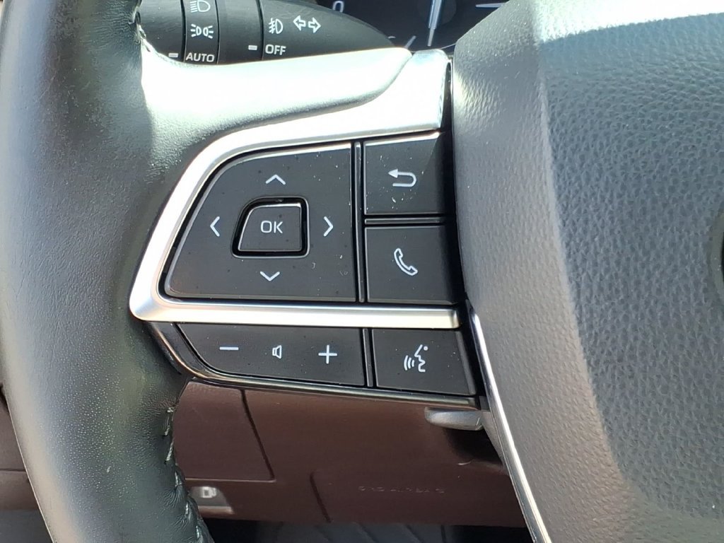 Used 2020 Blizzard Pearl Toyota Platinum image 17