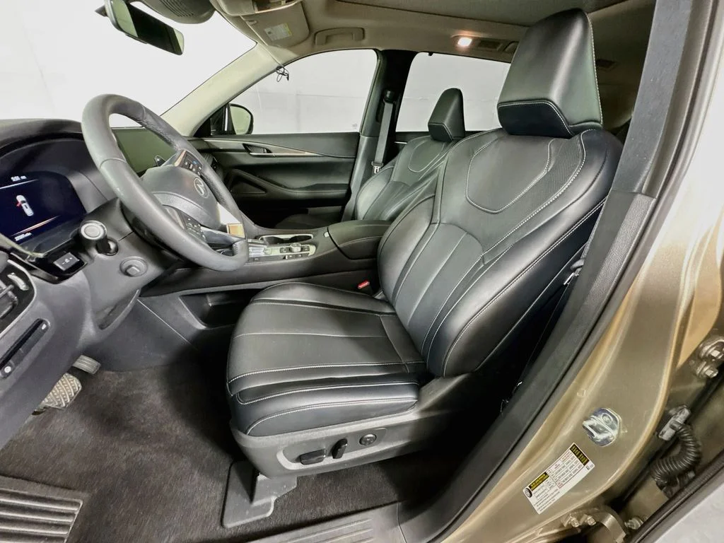 Certified Used 2023 Silver INFINITI LUXE image 28