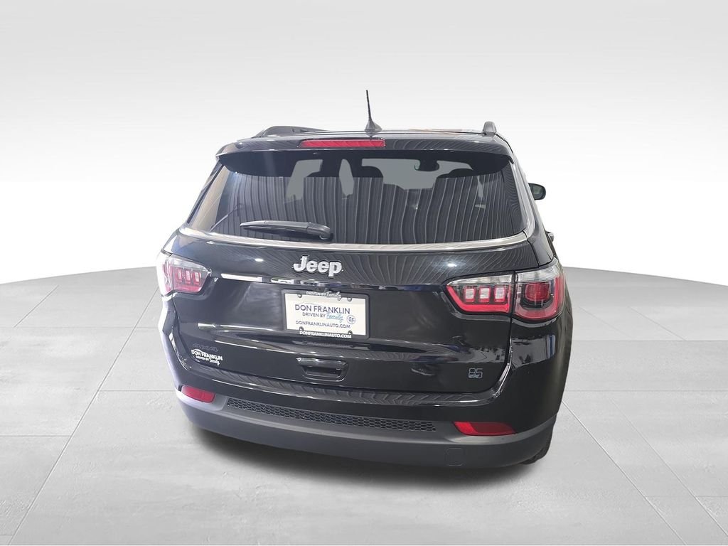 New 2026 Diamond Black Crystal Pearlcoat Jeep  image 4
