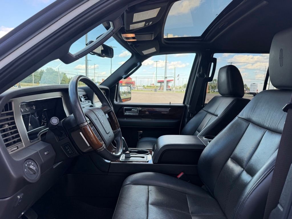 Used 2014 White Lincoln Base image 9
