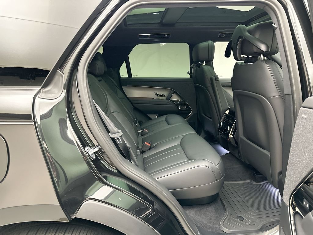New 2027 Santorini Black Metallic Land Rover Dynamic SE image 7