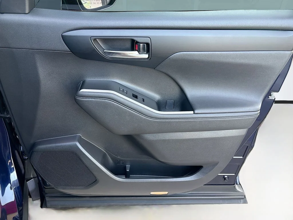 Used 2023  Toyota XLE image 26