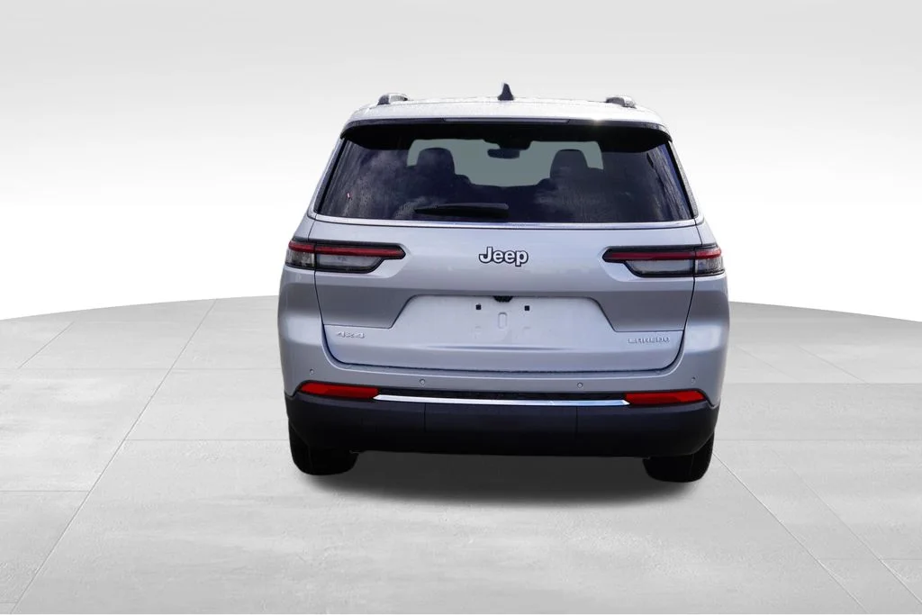 New 2026 Silver Zynith Exterior Paint Jeep Laredo image 4