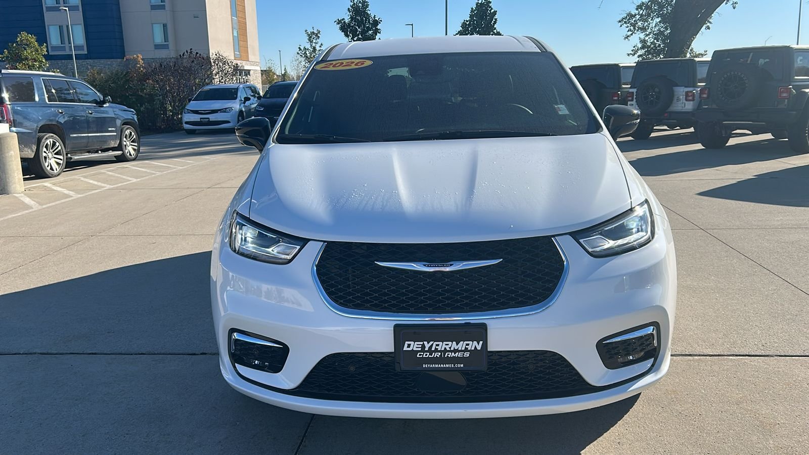 New 2026 Bright White Clear-Coat Exterior Paint Chrysler Select image 8