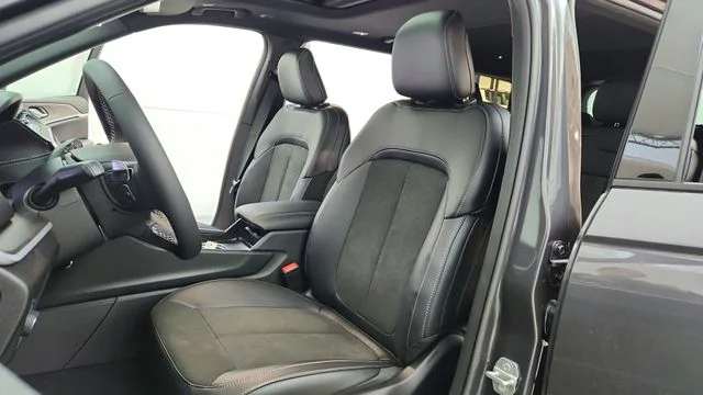 New 2026 Baltic Gray Metallic Clear-Coat Exterior Paint Jeep Altitude image 17