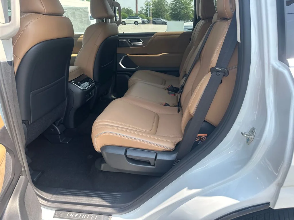New 2027 RADIANT WHITE INFINITI Luxe 4WD image 17