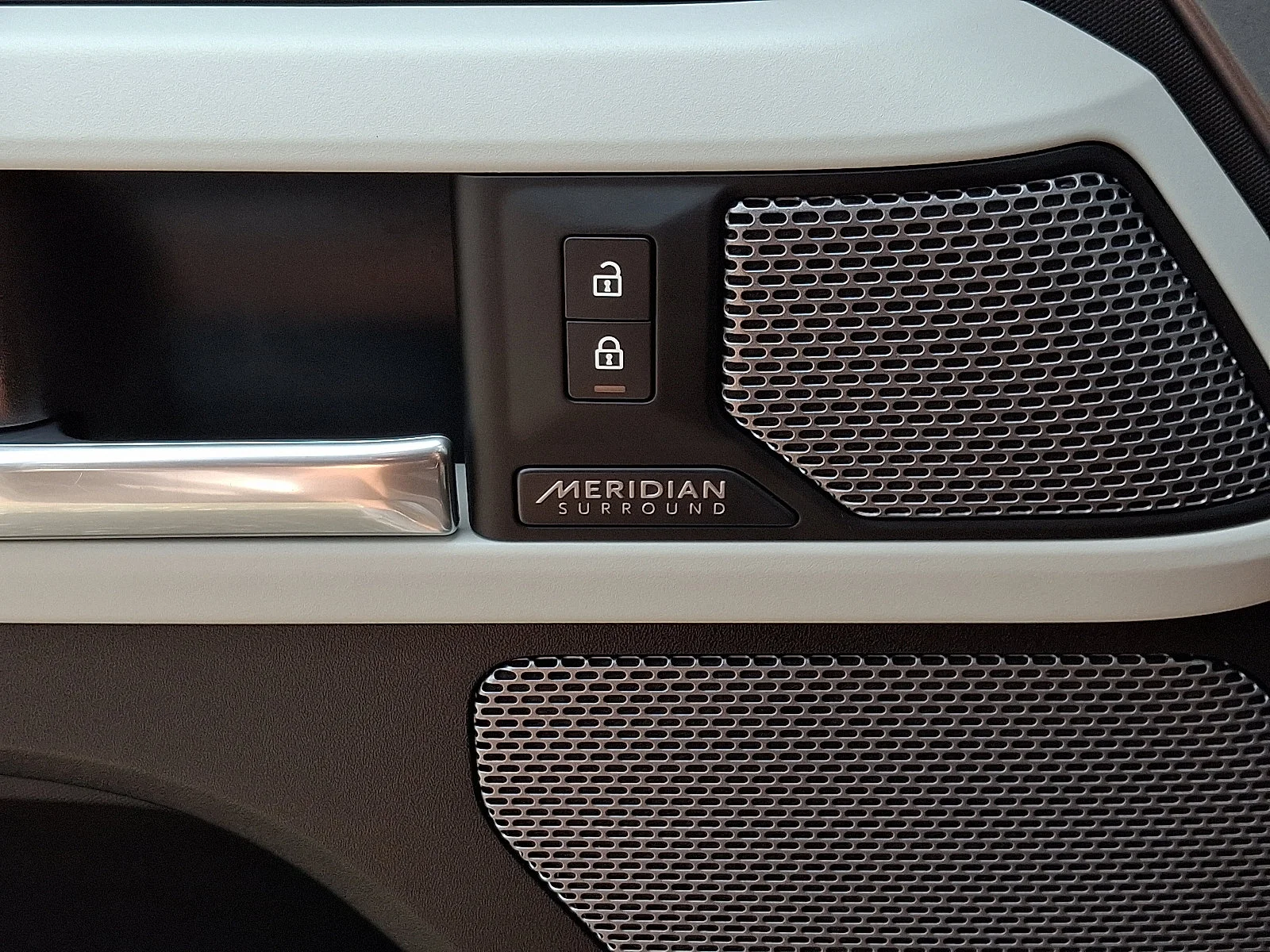 Used 2022 Eiger Grey Metallic   1Df Land Rover SE image 42