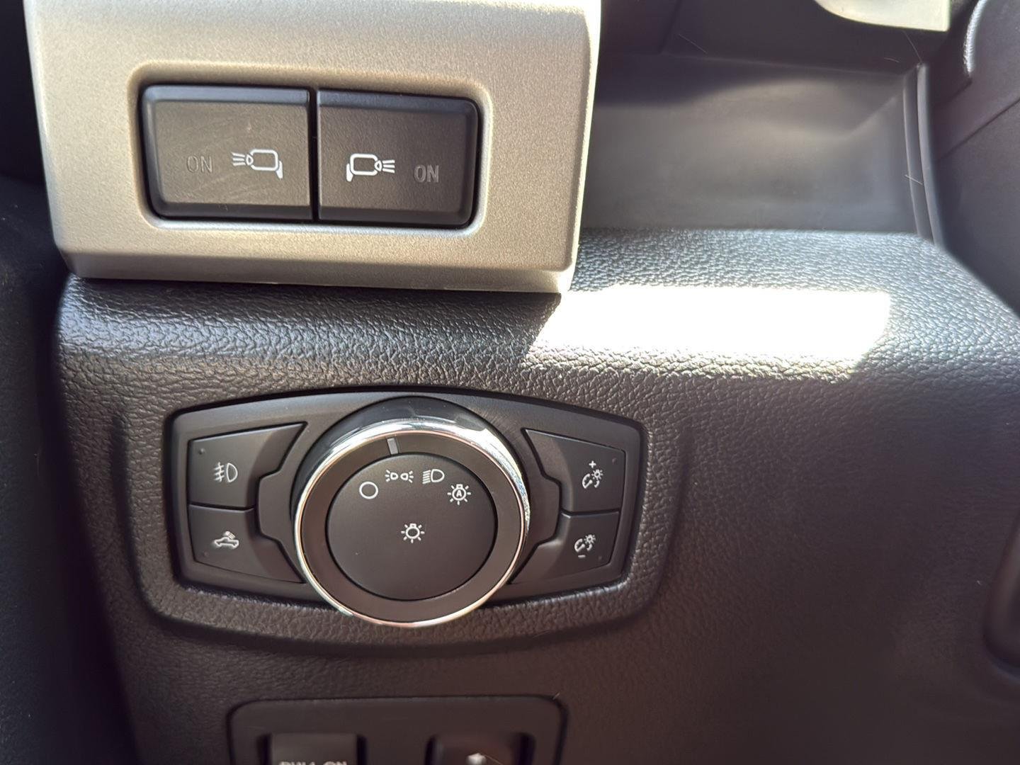 Used 2020 Agate Black Metallic Ford LARIAT image 20