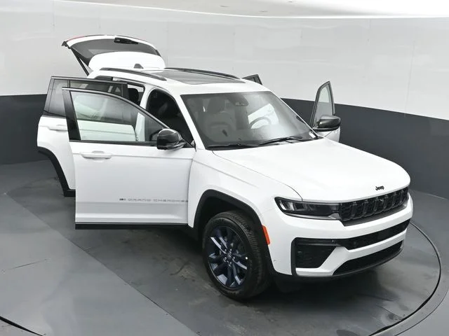 New 2026 Bright White Clear-Coat Exterior Paint Jeep  image 51
