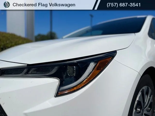 Used 2022 White Toyota LE image 12