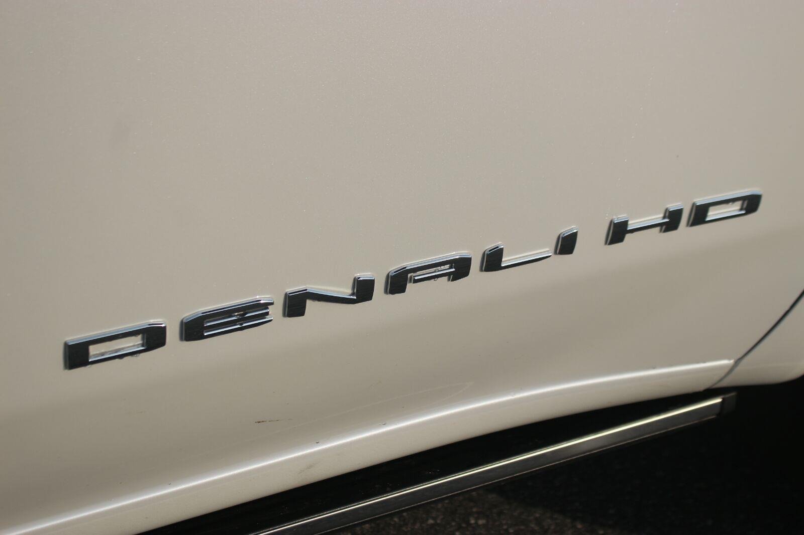Used 2025 White Frost Tricoat GMC Denali Ultimate image 11