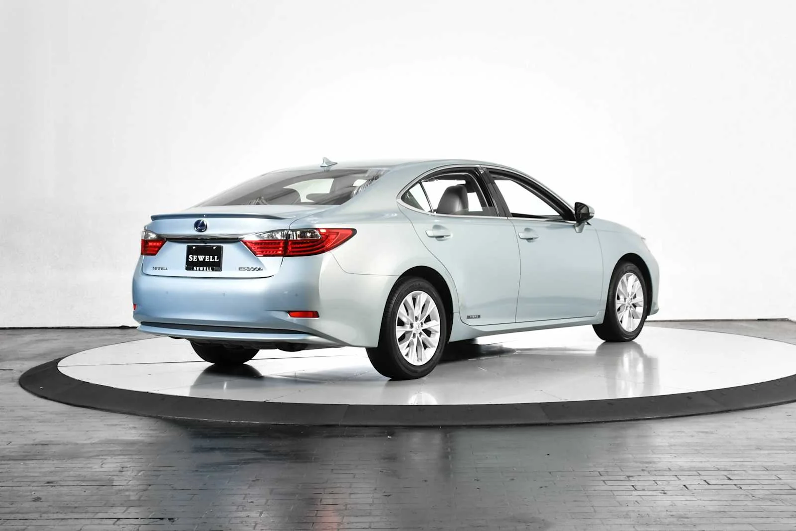 Used 2014 Cerulean Blue Metallic Lexus Hybrid image 5