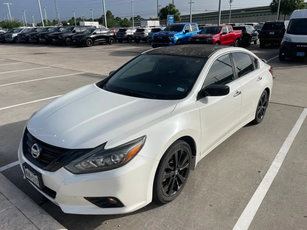Used 2018 White Nissan 2.5 SR image 1