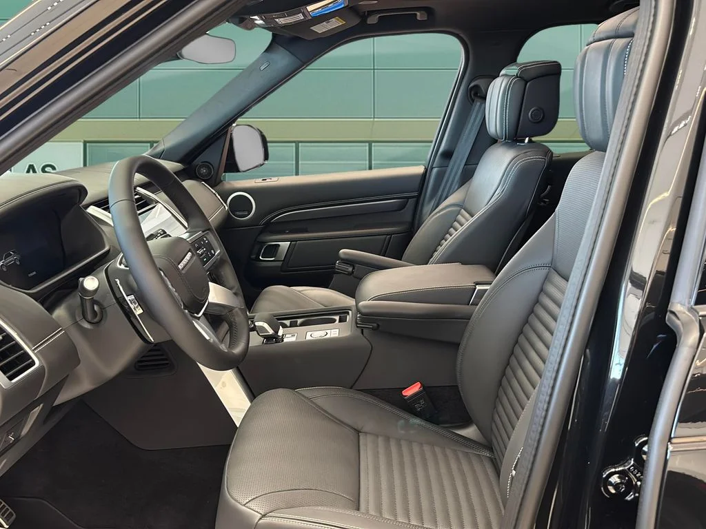 Used 2025 Santorini Black Metallic Land Rover Metropolitan Edition image 23