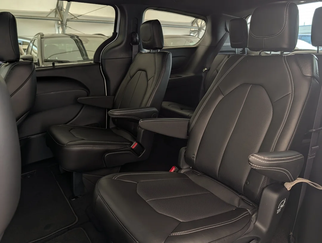 New 2027 White Chrysler Select - - AWD - 3.6L Pentastar VVT V6 - Safety Sphere Pkg w/ 360 Cam - Stow n Go Seats & More! image 26