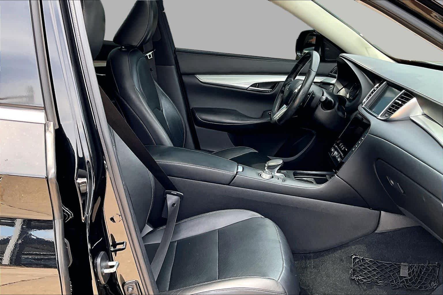 Used 2019 Black Obsidian INFINITI ESSENTIAL image 4