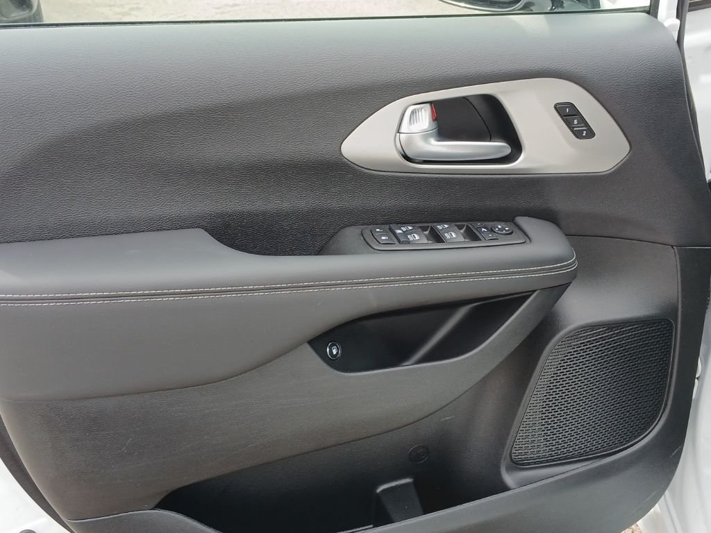 Used 2024 White Chrysler Select image 22
