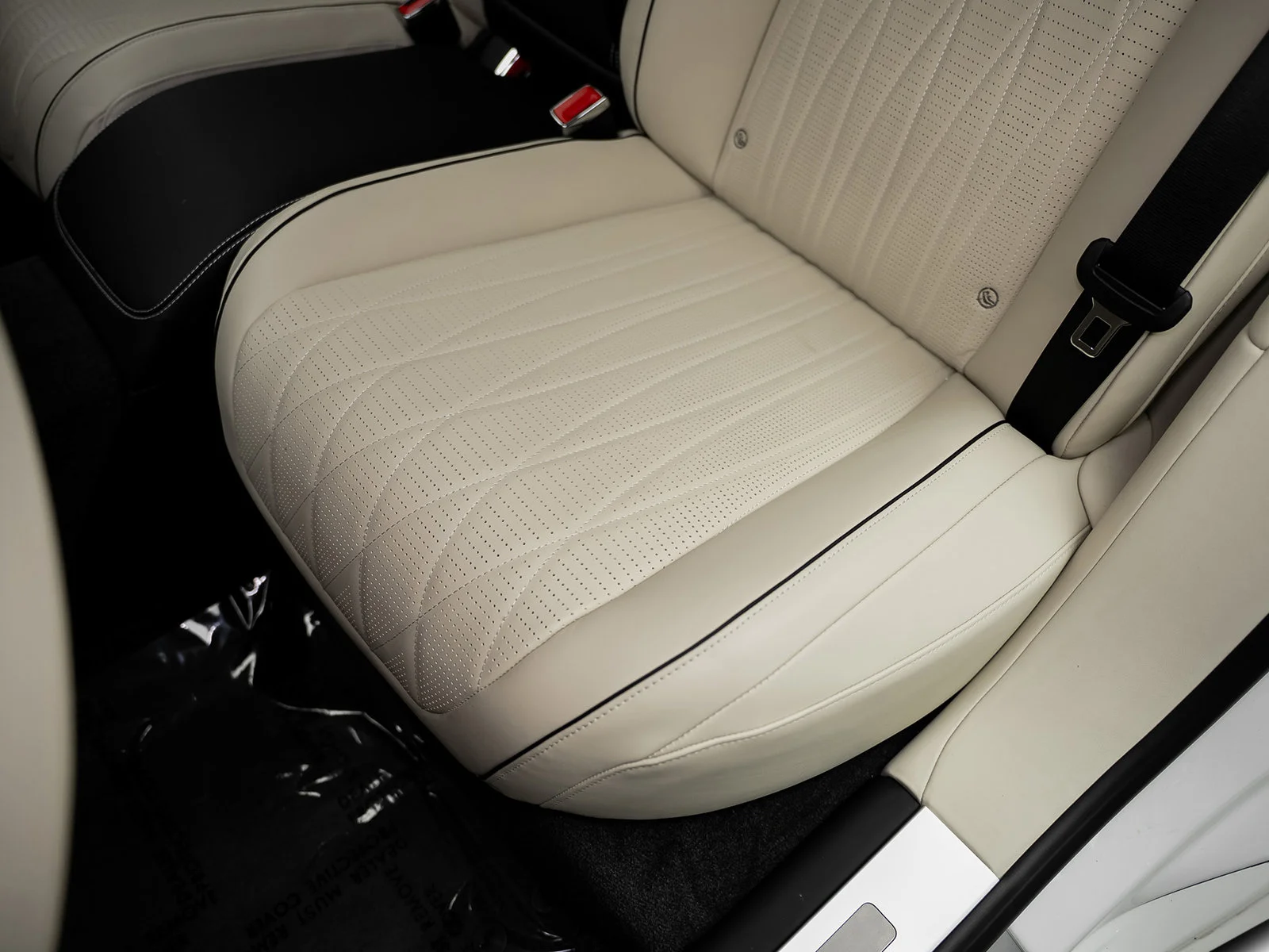 Used 2022 White Bentley  image 38